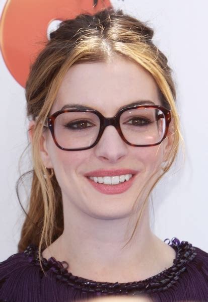 does anne hathaway wear glasses.